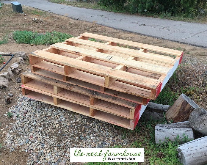 How to Make a Compost Bin for Free Using Shipping Pallets 